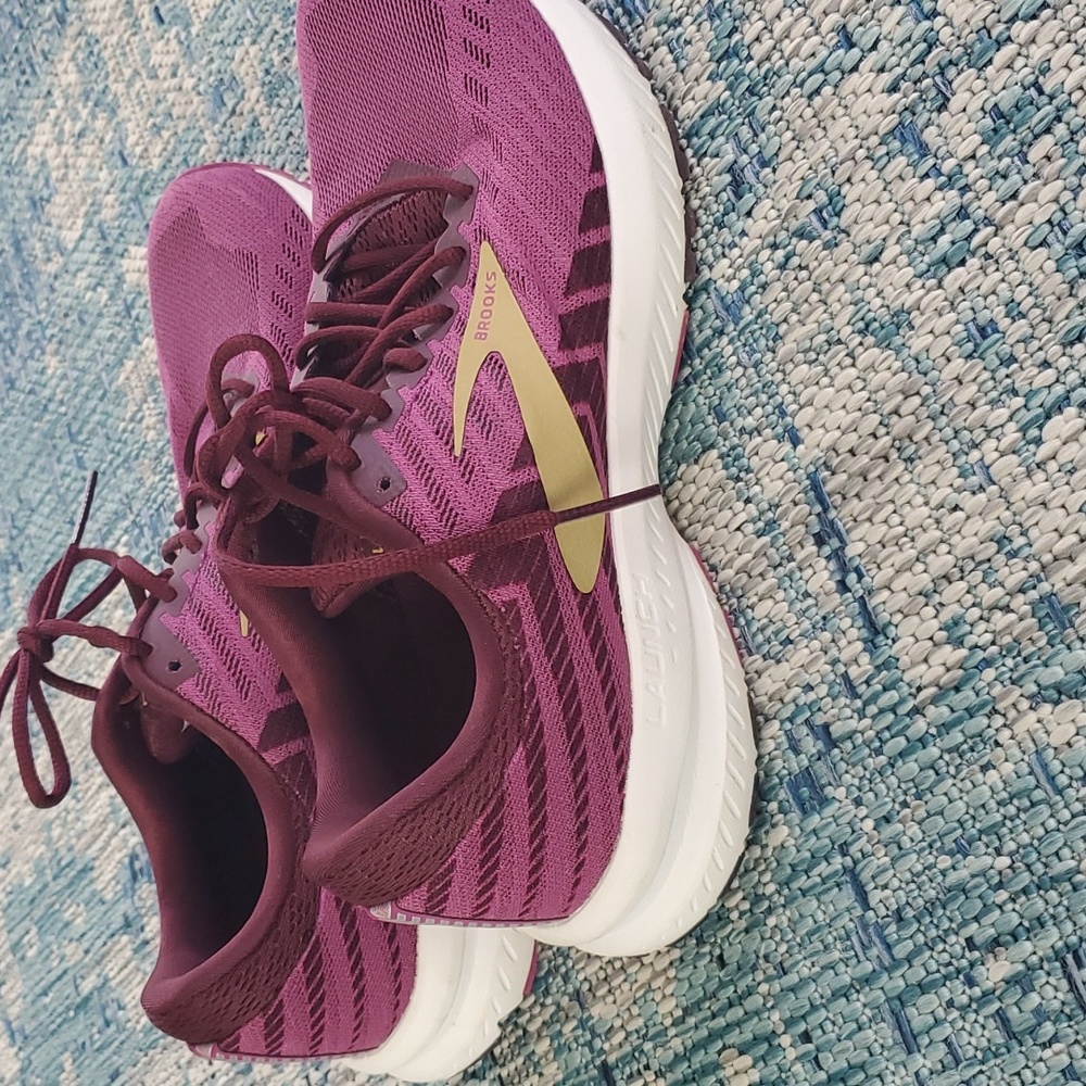 Women Brooks Launch 6, size 8, width Medium